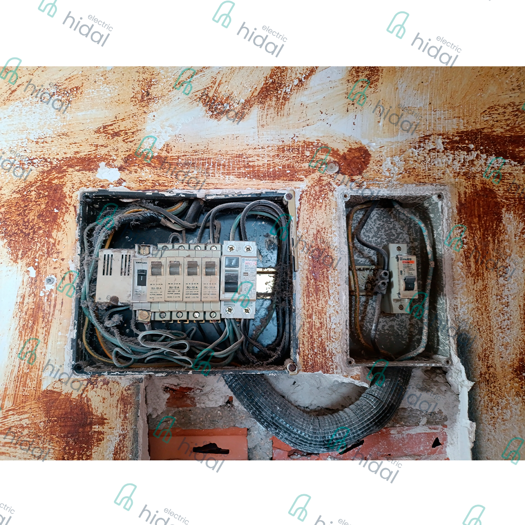 Cuadro eléctrico antiguo y obsoleto (Antes)